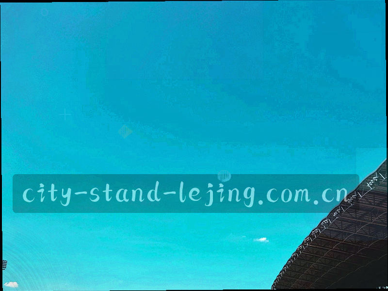 球场草皮纹理上叠印的足球动作剪影，面部与身份不可辨识