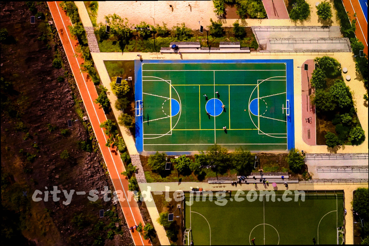 俯视城市街区与球场灯光连成的坐标网络，画面不含真实人物